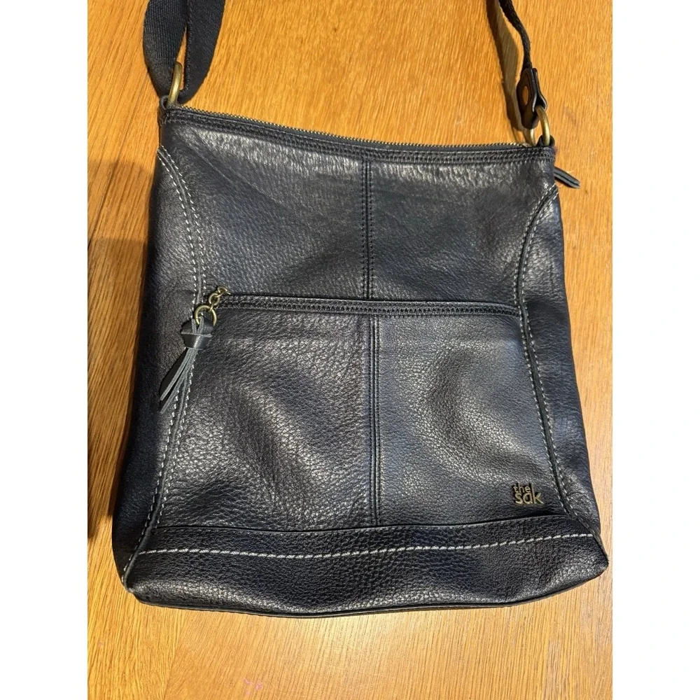 The Sak Black Leather Crossbody Bag‎ Front Zip Pocket Adjustable Strap